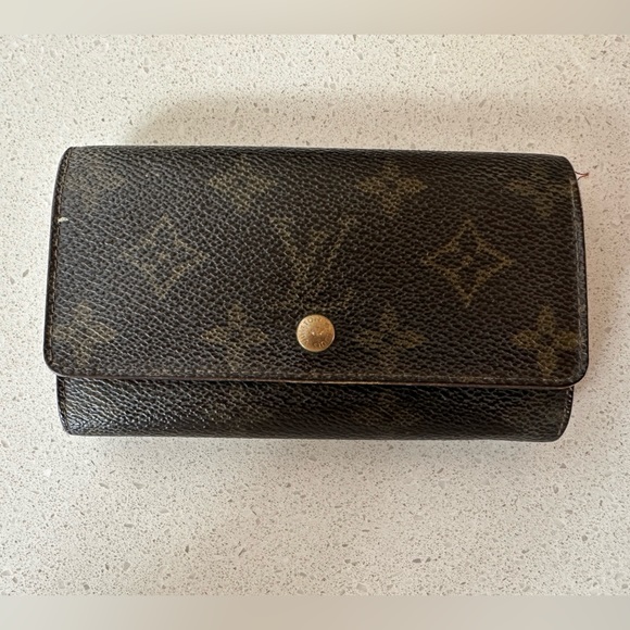 Louis Vuitton Classic Monogram Wallet STEAL OF A DEAL! - Picture 1 of 5